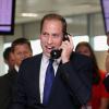 Le prince William tente de convaincre un client lors de la journée de charité organisée par BGC Partners à Londres le 11 septembre 2013 en mémoire des attentats du 11 septembre 2001