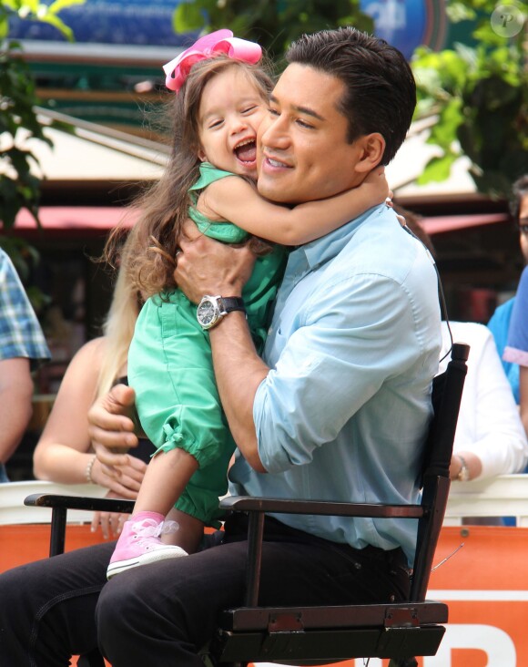 Exclusif - Mario Lopez s'amuse avec sa fille Gia sur le plateau de son émission Extra ! à Los Angeles, le 19 août 2013.