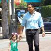 Exclusif - Mario Lopez s'amuse avec sa fille Gia sur le plateau de son émission Extra ! à Los Angeles, le 19 août 2013.