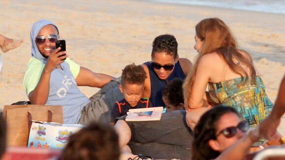 Alicia Keys avec son fils Egypt : Châteaux de sable et câlins sur la plage