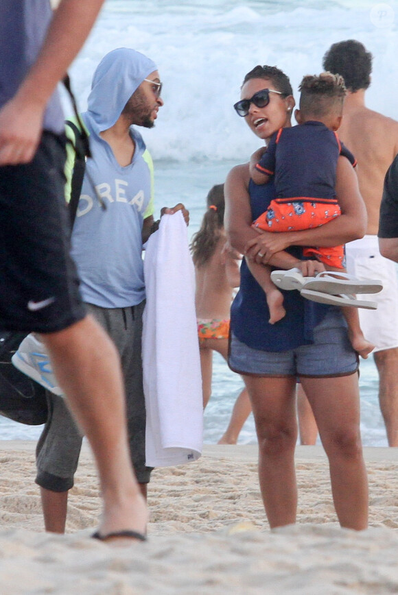 La belle Alicia Keys, son mari Swizz Beatz, sa mère Terria Joseph, et son fils Egypt à Rio de Janeiro au Brésil le 9 septembre 2013.