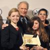 Francesca Eastwood, Clint Eastwood, Morgane Eastwood et Dina Eastwood avec la Palme d'or d'honneur reçu par Clint, à Paris le 25 février 2009