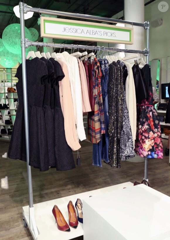 Jessica Alba a joué à la styliste dans un showroom Piperlime à New York le 11 septembre 2013.