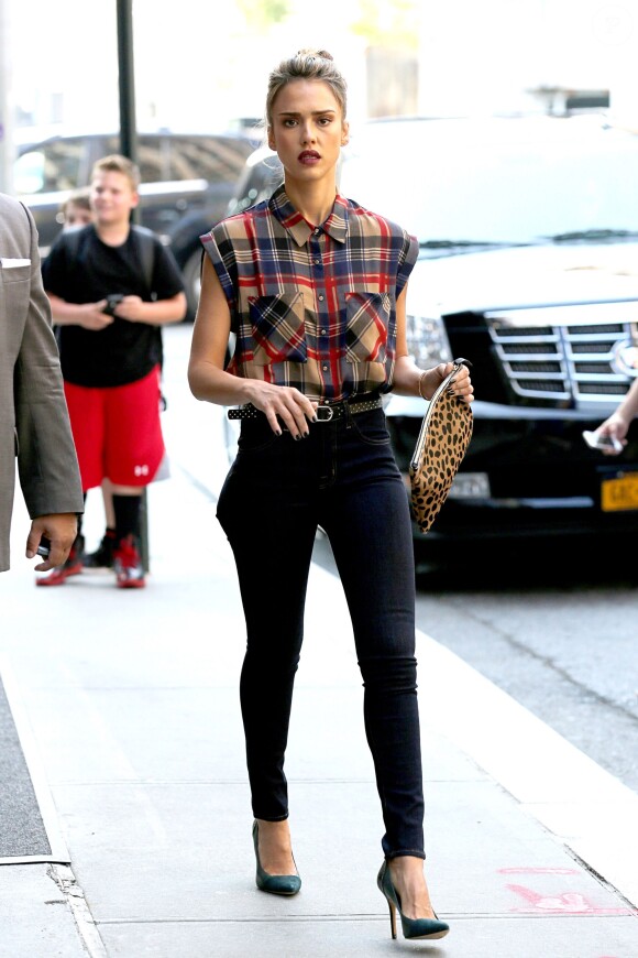 La belle actrice Jessica Alba se balade dans les rues de New York le 11 septembre 2013.