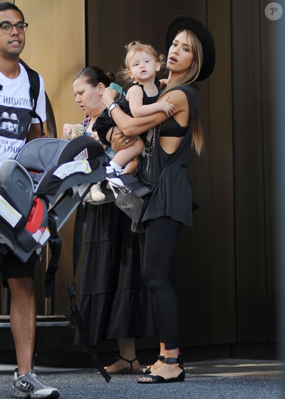 La belle Jessica Alba quitte son hôtel de New York avec sa fille Haven le 11 septembre 2013
