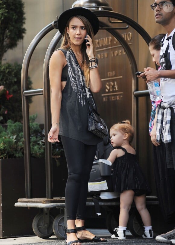 La belle Jessica Alba quitte son hôtel de New York avec sa fille Haven le 11 septembre 2013
