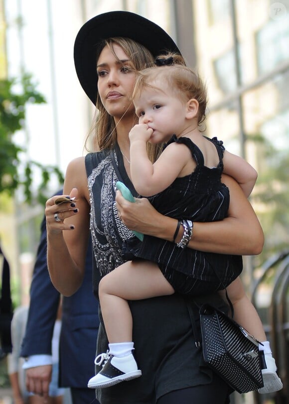 La belle Jessica Alba quitte son hôtel de New York avec sa fille Haven le 11 septembre 2013