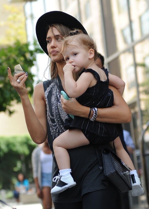La belle Jessica Alba quitte son hôtel de New York avec sa fille Haven le 11 septembre 2013