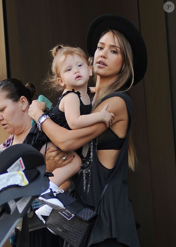 La belle Jessica Alba quitte son hôtel de New York avec sa fille Haven le 11 septembre 2013