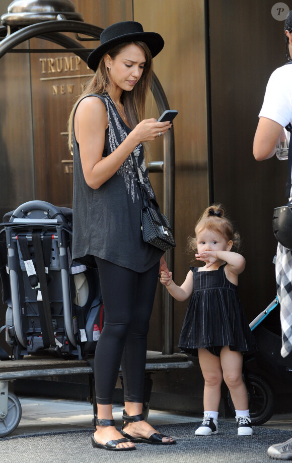La fille de Jessica Alba, Haven, vole la vedette à sa maman devant un hôtel de New York le 11 septembre 2013