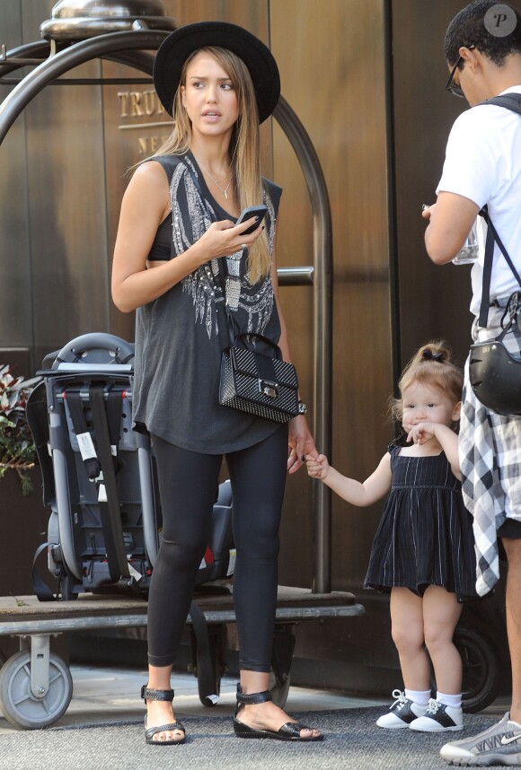La fille de Jessica Alba, Haven, vole la vedette à sa maman devant un hôtel de New York le 11 septembre 2013