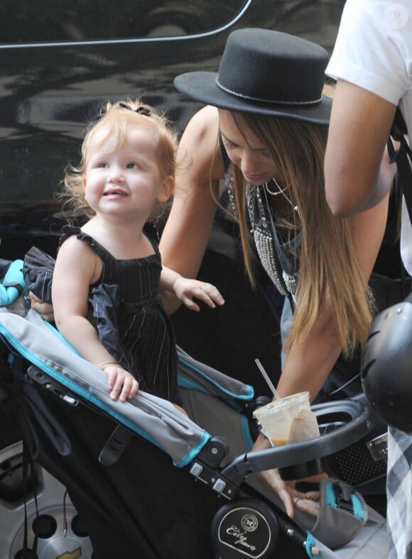 La fille de Jessica Alba, Haven, vole la vedette à sa maman devant un hôtel de New York le 11 septembre 2013
