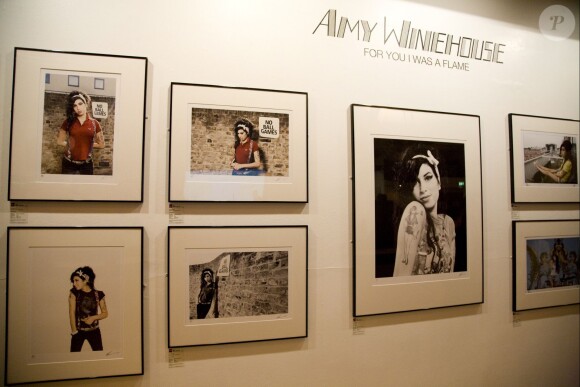 La galerie Proud Camden présente l'exposition "Amy Winehouse: For You I Was a Flame" organisée par la Amy Winehouse Foundation, avec le soutien de la famille de la chanteuse, à Londres, le 11 septembre 2013.