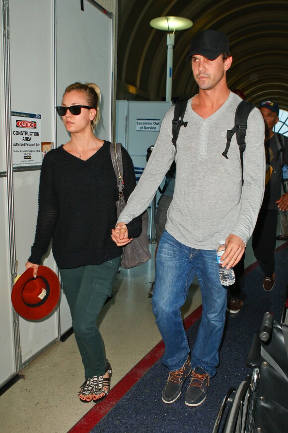 Kaley Cuoco et son compagnon Ryan Sweeting, heureux lors de leur arrivée à LAX à Los Angeles le 10 septembre 2013