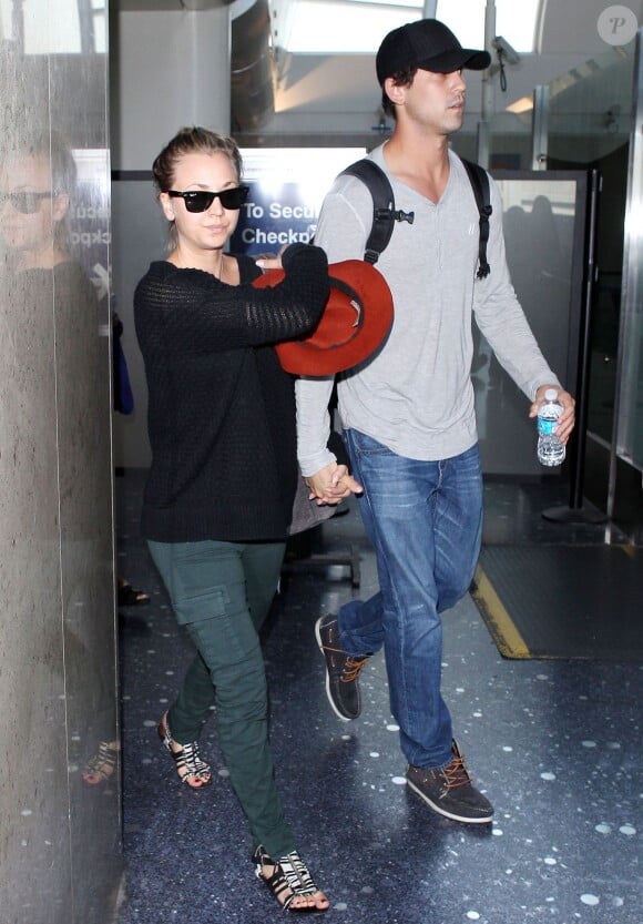 Grosse ambiance au sein du couple Kaley Cuoco - Ryan Sweeting lors de leur arrivée à LAX à Los Angeles le 10 septembre 2013