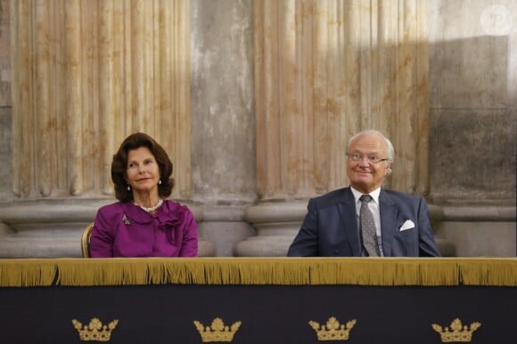 La reine Silvia de Suède et le roi Carl Gustaf lors de l'inauguration de l'exposition "40 ans sur le trône, 40 ans au service de la Suède" dans le cadre du jubilé des 40 ans de règne du roi Carl XVI Gustaf à Stockholm, le 13 septembre 2013