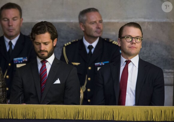 Le prince Carl Philip de Suède et son beau-frère le prince Daniel de Suède lors de l'inauguration de l'exposition "40 ans sur le trône, 40 ans au service de la Suède" dans le cadre du jubilé des 40 ans de règne du roi Carl XVI Gustaf à Stockholm, le 13 septembre 2013