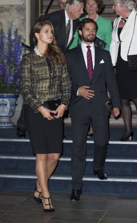 La princesse Madeleine de Suède, enceinte, et le prince Carl Philip de Suède lors de l'inauguration de l'exposition "40 ans sur le trône, 40 ans au service de la Suède" dans le cadre du jubilé des 40 ans de règne du roi Carl XVI Gustaf à Stockholm, le 13 septembre 2013