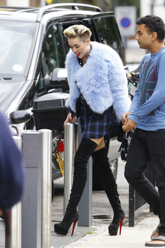 Exclusif - Miley Cyrus quitte un studio photo à Londres, le 11 septembre 2013.