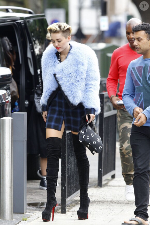 Exclusif - Miley Cyrus quitte un studio photo à Londres, le 11 septembre 2013.
