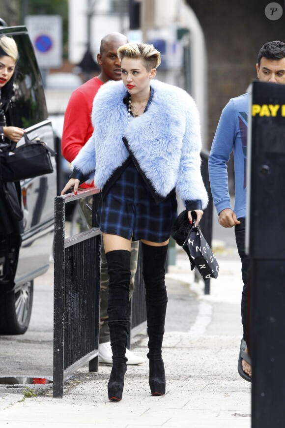 Exclusif - Miley Cyrus quitte un studio photo à Londres, le 11 septembre 2013.
