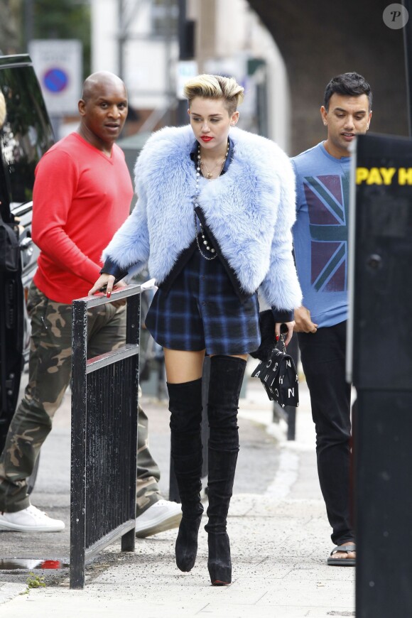 Exclusif - Miley Cyrus quitte un studio photo à Londres, le 11 septembre 2013.