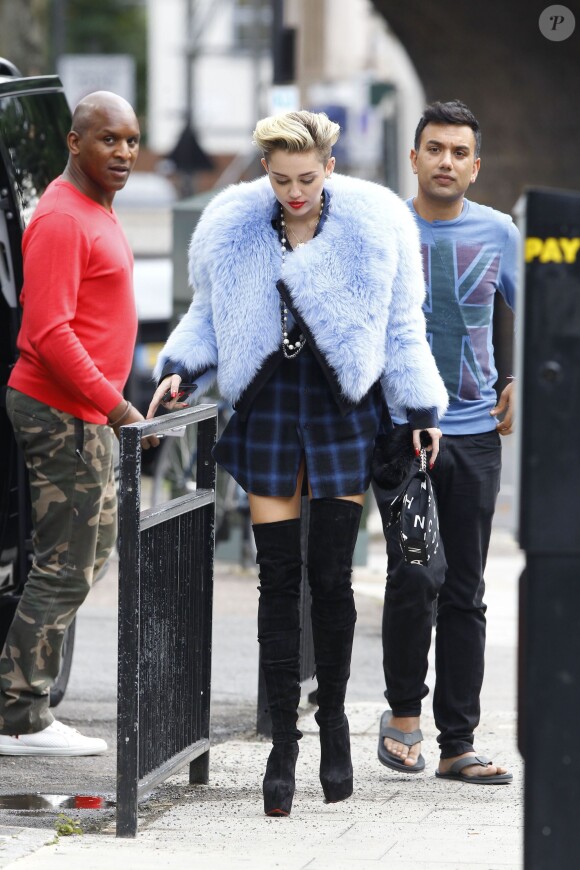 Exclusif - Miley Cyrus quitte un studio photo à Londres, le 11 septembre 2013.
