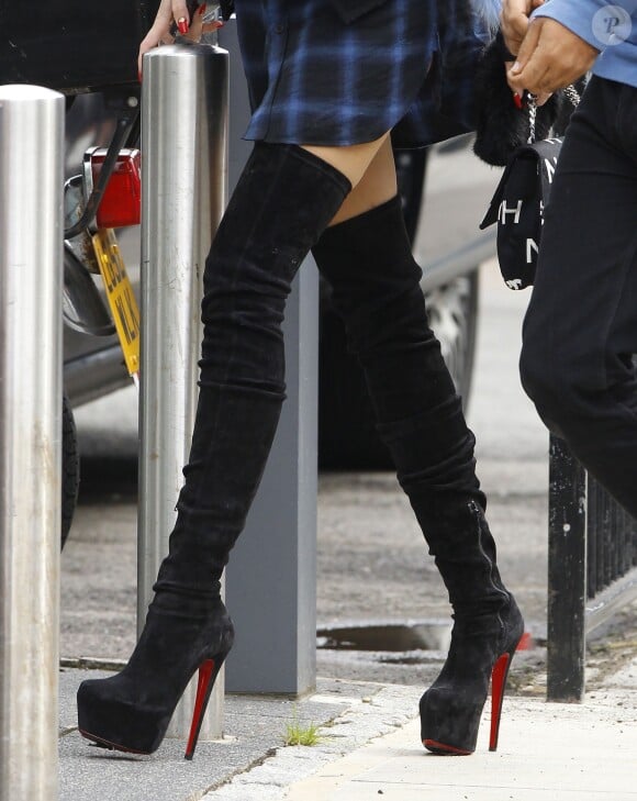 Exclusif - Les bottes Gazolina de Christian Louboutin portées par Miley Cyrus à Londres, le 11 septembre 2013.