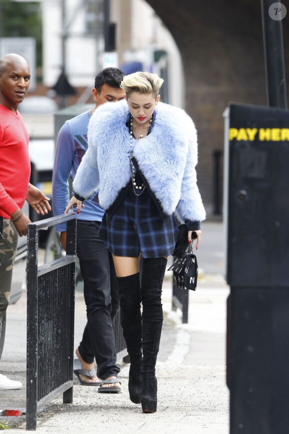 Exclusif - Miley Cyrus quitte un studio photo à Londres, le 11 septembre 2013.