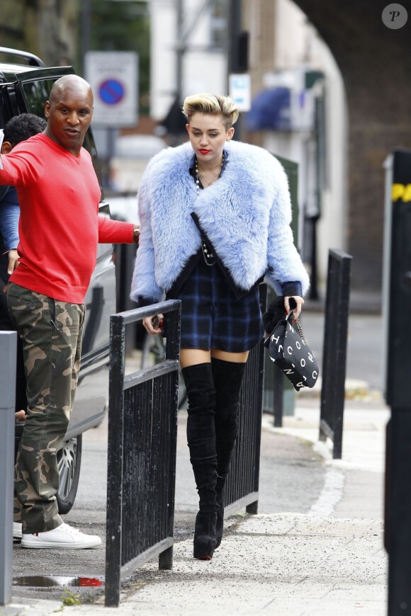 Exclusif - Miley Cyrus quitte un studio photo à Londres, le 11 septembre 2013.