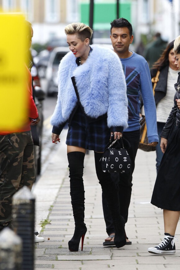 Exclusif - Miley Cyrus quitte un studio photo à Londres, le 11 septembre 2013.