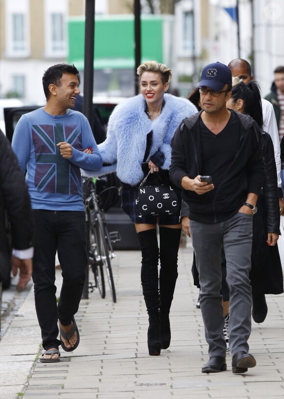 Exclusif - Miley Cyrus quitte un studio photo à Londres, le 11 septembre 2013.