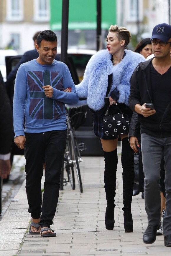 Exclusif - Miley Cyrus quitte un studio photo à Londres, le 11 septembre 2013.