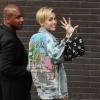 Miley Cyrus arrive a un studio pour une interview avec Alan Carr a Londres, le 11 septembre 2013.  September 11, 2013 Controversial pop star Miley Cyrus is spotted leaving the Soho Hotel in London. The singer departed hand in hand with her mother as photographers clambered around the pair.11/09/2013 - Londres