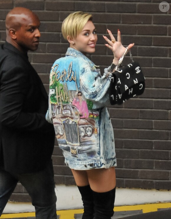 Miley Cyrus arrive a un studio pour une interview avec Alan Carr a Londres, le 11 septembre 2013.  September 11, 2013 Controversial pop star Miley Cyrus is spotted leaving the Soho Hotel in London. The singer departed hand in hand with her mother as photographers clambered around the pair.11/09/2013 - Londres