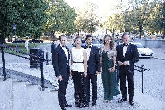 La princesse héritière Victoria de Suède, avec son mari Daniel, Carl Philip, Madeleine, enceinte, et son époux Chris O'Neill lors du dîner au musée nordique, dans le cadre du jubilé des 40 ans de règne du roi Carl XVI Gustaf à Stockholm le 14 septembre 2013