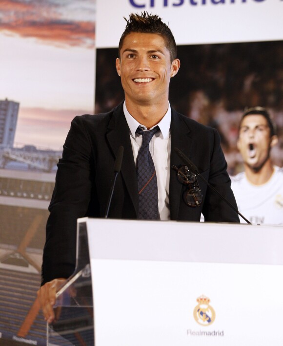 Cristiano Ronaldo, tout sourire lors de la conférence de presse suivant sa prolongation de contrat avec le Real Madrid jusqu'en 2018, au stade Santiago Bernabeu de Madrid, le 15 septembre 2013