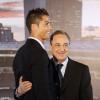 Cristiano Ronaldo et son président Florentino Perez lors de la conférence de presse suivant sa prolongation de contrat avec le Real Madrid jusqu'en 2018, au stade Santiago Bernabeu de Madrid, le 15 septembre 2013