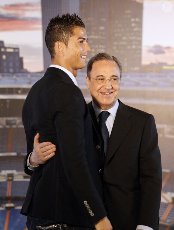 Cristiano Ronaldo et son président Florentino Perez lors de la conférence de presse suivant sa prolongation de contrat avec le Real Madrid jusqu'en 2018, au stade Santiago Bernabeu de Madrid, le 15 septembre 2013