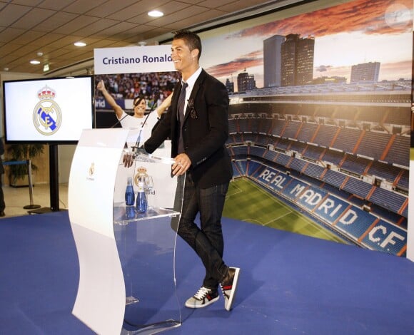 Cristiano Ronaldo lors de la conférence de presse suivant sa prolongation de contrat avec le Real Madrid jusqu'en 2018, au stade Santiago Bernabeu de Madrid, le 15 septembre 2013