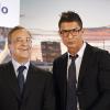 Cristiano Ronaldo et Florentino Perez lors de la conférence de presse suivant sa prolongation de contrat avec le Real Madrid jusqu'en 2018, au stade Santiago Bernabeu de Madrid, le 15 septembre 2013