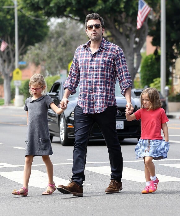 Ben Affleck avec ses filles Seraphina et Violet à Brentwood, à Los Angeles le 2 septembre 2013