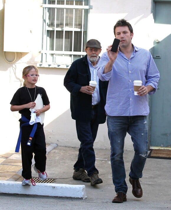 Ben Affleck, accompagné de ses parents Christine Anne Boldt et Timothy Byers Affleck, va chercher sa fille Violet à son cours de karate é Brentwood, le 13 septembre 2013