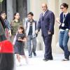 Exclusif - Katie Holmes et sa fille Suri Cruise avec son bras dans le plâtre à la sortie de leur résidence à New York le 16 septembre 2013