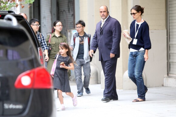 Exclusif - Katie Holmes et sa fille Suri Cruise avec son bras dans le plâtre à la sortie de leur résidence à New York le 16 septembre 2013