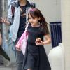 Exclusif - Katie Holmes et sa fille Suri Cruise avec son bras dans le plâtre à la sortie de leur hotel à New York le 16 septembre 2013