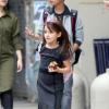 Exclusif - Katie Holmes et sa fille Suri Cruise avec son bras dans le plâtre à la sortie de leur hotel à New York le 16 septembre 2013