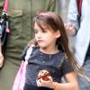 Exclusif - Katie Holmes et sa fille Suri Cruise avec son bras dans le plâtre à la sortie de leur hôtel à New York le 16 septembre 2013