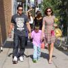 Mark Wahlberg, sa femme Rhea Durham et leurs enfants à West Hollywood, Los Angeles, le 8 juin 2013.