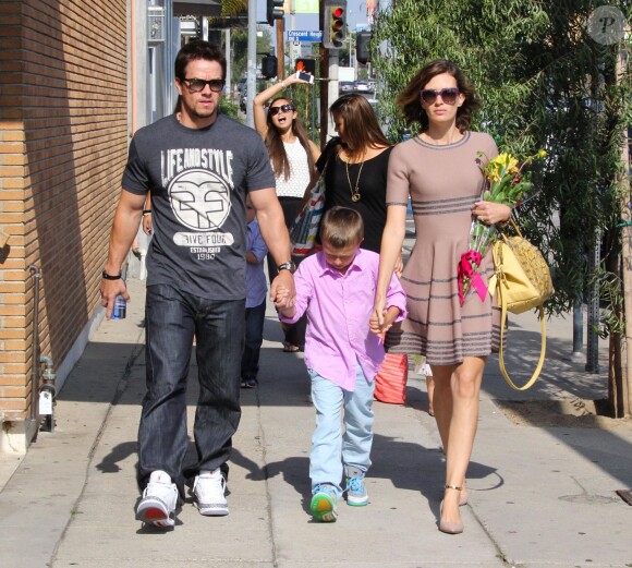 Mark Wahlberg, sa femme Rhea Durham et leurs enfants à West Hollywood, Los Angeles, le 8 juin 2013.